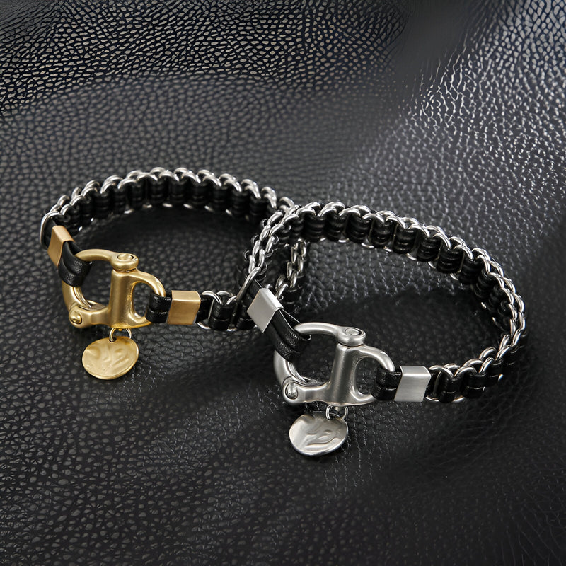 Bracelet pour homme en cuir noir tressé avec fermoir mousqueton en acier inoxydable doré et médaille ronde.