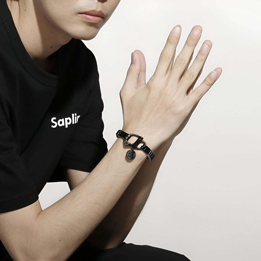 Bracelet homme en cuir noir tressé avec fermoir mousqueton en acier inoxydable noir mate.