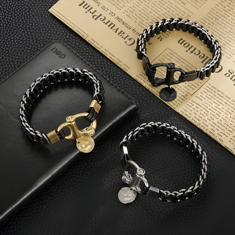 Trois bracelets pour homme en cuir tressé noir avec mousquetons en acier inoxydable or, argent et noir, style anneau.