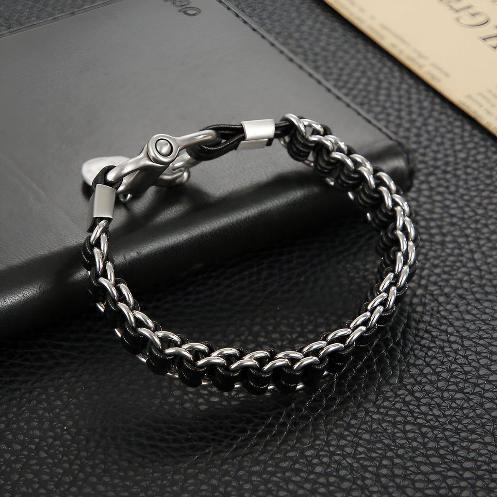 Bracelet homme en cuir noir tressé avec fermeture mousqueton en acier inoxydable noir mat.