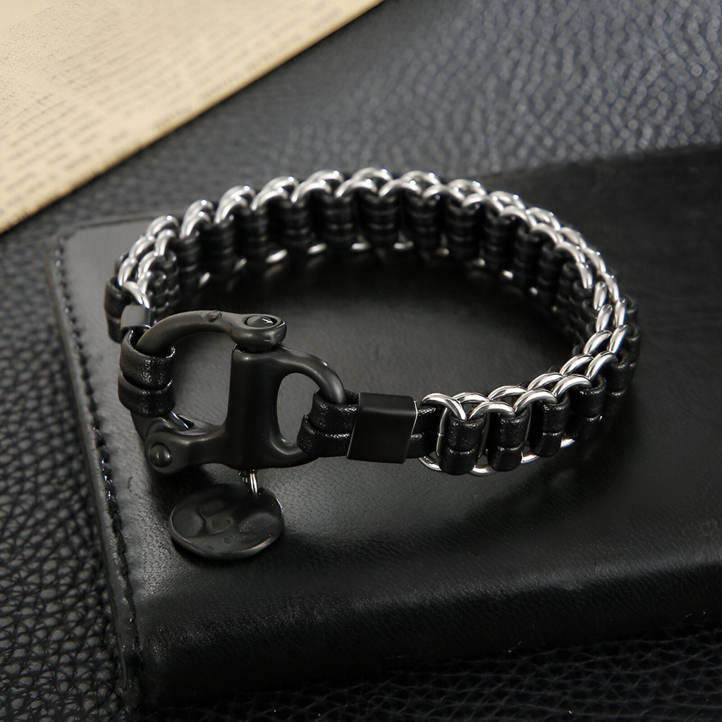 Bracelet homme en cuir noir tressé avec chaîne en acier inoxydable argenté et fermoir mousqueton noir.