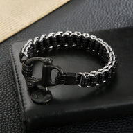 Bracelet homme en cuir noir tressé avec chaîne en acier inoxydable argenté et fermoir mousqueton noir.