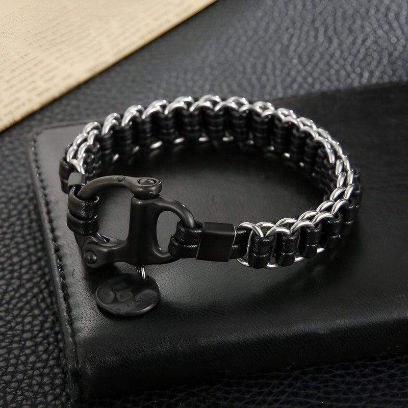 Bracelet homme en cuir noir tressé avec chaîne en acier inoxydable argenté et fermoir mousqueton noir.