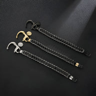 Trois bracelets masculins en cuir tressé noir avec mousquetons en acier inoxydable or, noir et argent.