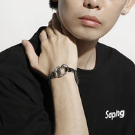 Bracelet homme en cuir tressé noir avec fermoir mousqueton en acier inoxydable argenté.