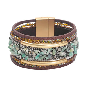 Bracelet multi-rang femme en simili cuir, ornements pierres naturelles, fermoir magnétique doré, style bohème chic, bijou poignet, modèle Bermina