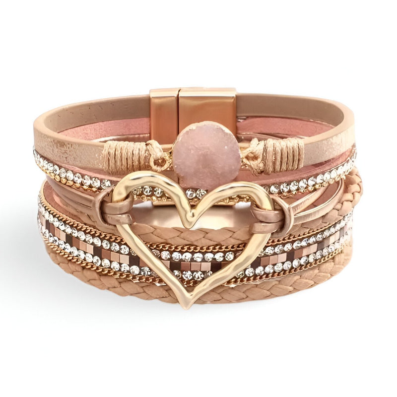 Bracelet multi-rangs beige avec grand cœur doré central et perle rose, détails brillants et texture cuir.