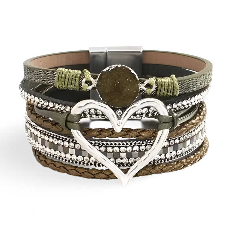 Bracelet multi-rangs vert kaki avec grand cœur argenté central et détails tressés et perles métalliques.