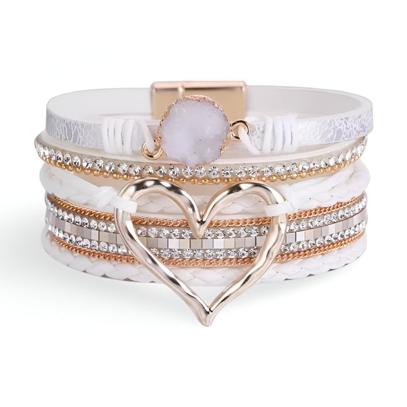 Bracelet multi-rangs blanc avec grand cœur doré et pierres brillantes en strass.