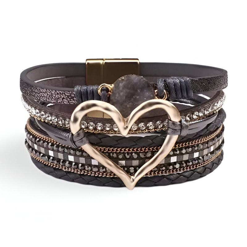 Bracelet multi-rangs marron avec grand cœur central doré et détails tressés et perles brillantes.