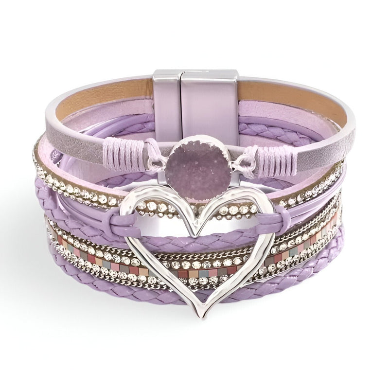 Bracelet multi-rangs violet clair avec grand cœur central en métal argenté et perles décoratives.