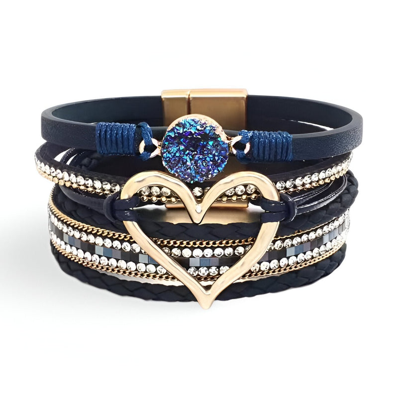 Bracelet multi-rangs bleu nuit avec grand cœur doré et pierre bleue scintillante centrale.