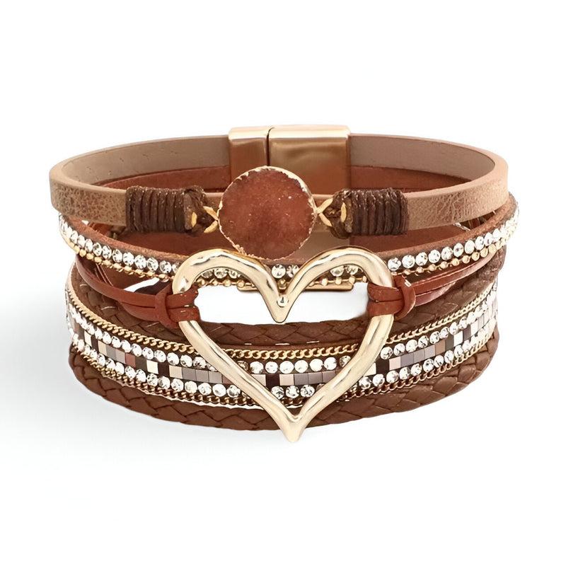 Bracelet multi-rangs en cuir marron avec grand cœur doré et détails de perles blanches.
