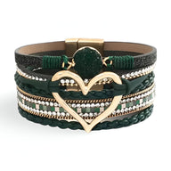 Bracelet multi-rangs vert foncé en cuir avec grand cœur doré central et strass brillants.