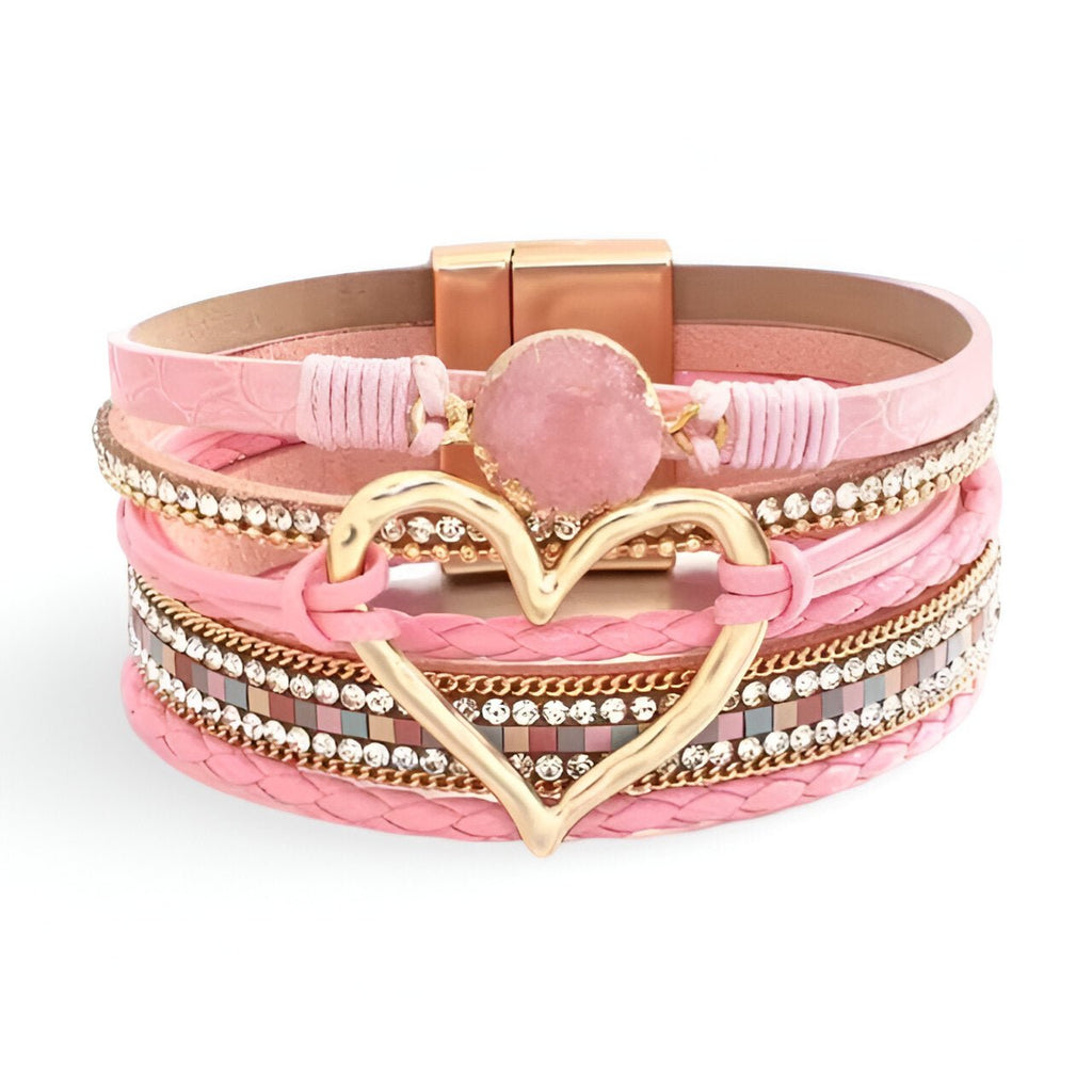 Bracelet multi-rangs rose avec grand cœur central doré et perle rose pâle.