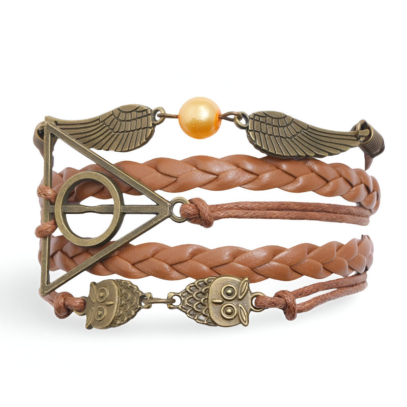 Bracelet multi-rangs marron en cuir tressé avec breloques ailes d'ange, hiboux et perle dorée.