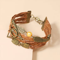 Bracelet multi-rangs marron en cuir tressé avec breloques hiboux, ailes d'ange et perle dorée.