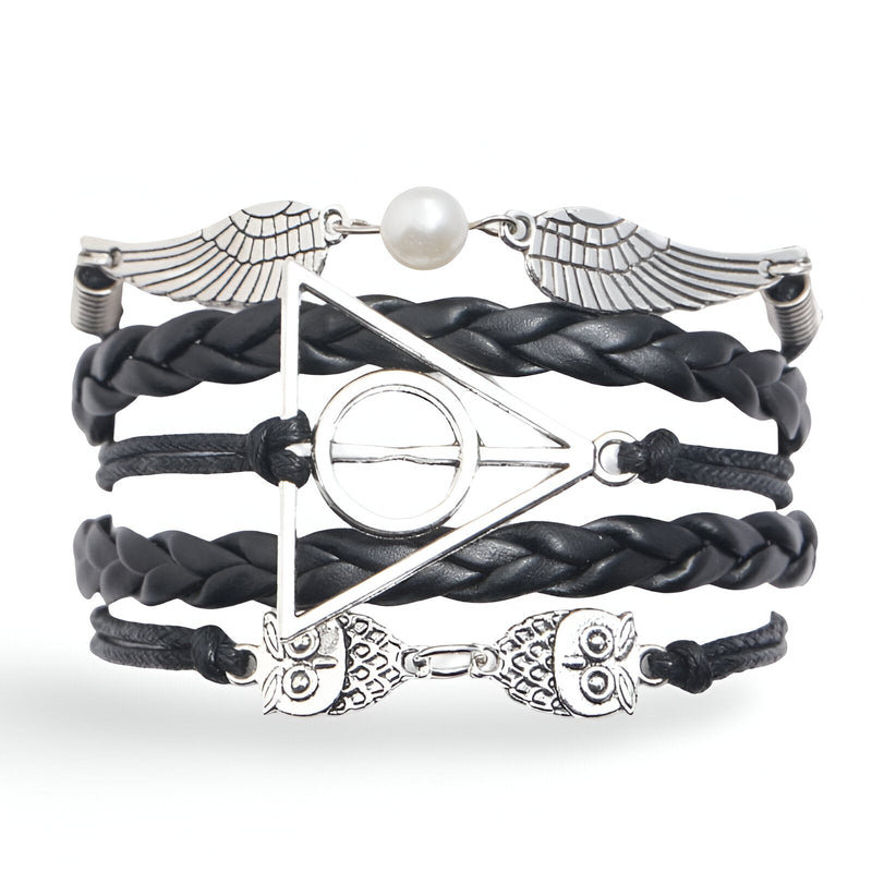 Bracelet multi-rangs marron avec ailes d'ange, perle et hiboux en métal argenté.