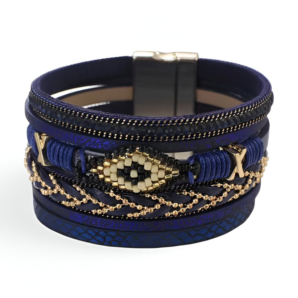 Bracelet multi-rangs bleu avec perles dorées, tissage ethnique et fermoir magnétique en métal.