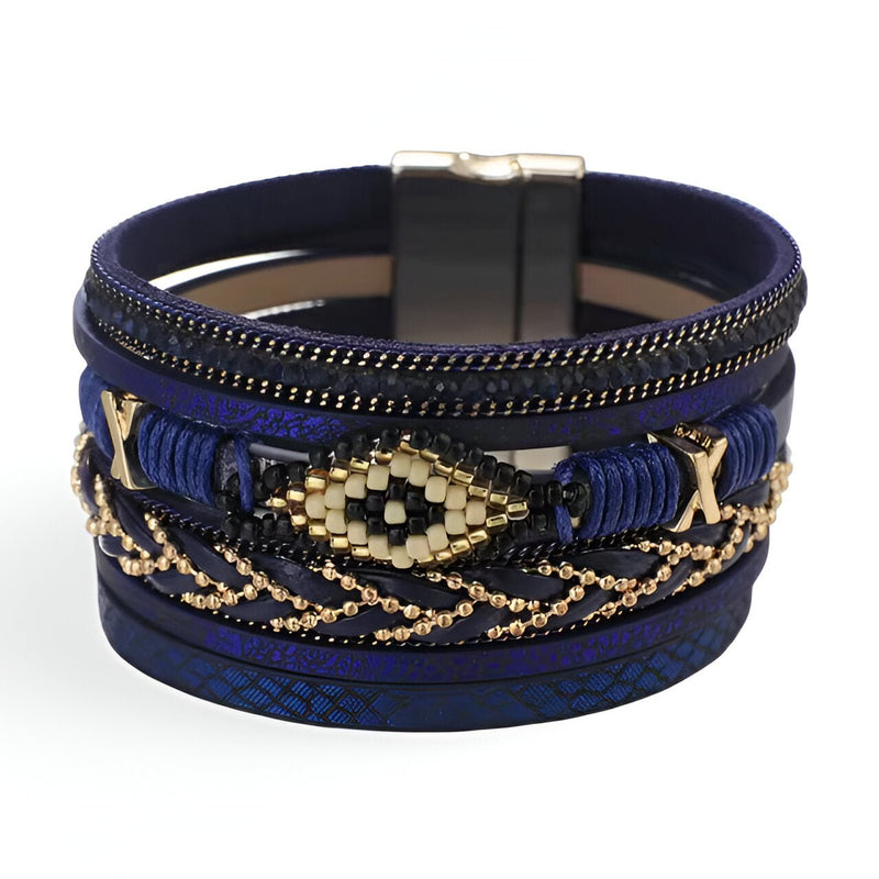 Bracelet multi-rangs bleu avec perles dorées, tissage ethnique et fermoir magnétique en métal.