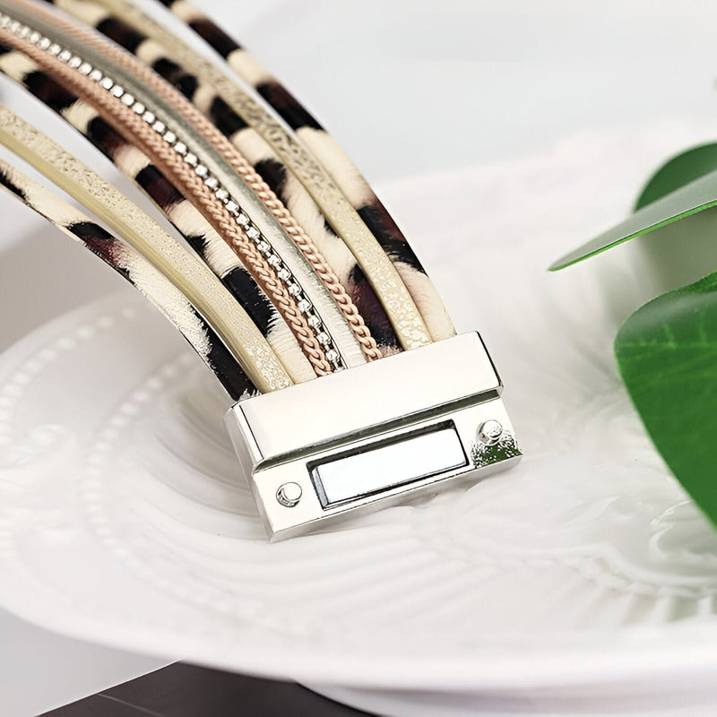 Bracelet multi-rangs femme à motif léopard avec perles, fermoir métallique argenté brillant.