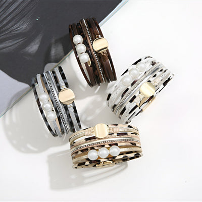Bracelet multi-rangs léopard en cuir marron avec perles blanches et détails dorés.