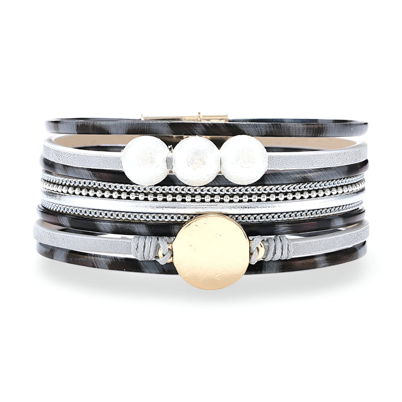 Bracelet multi-rangs léopard marron et noir avec perles blanches et médaille dorée brillante.