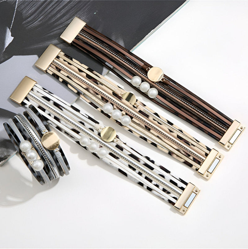 Bracelet multi-rangs léopard en cuir marron, beige, blanc et gris avec perles et fermoir doré.