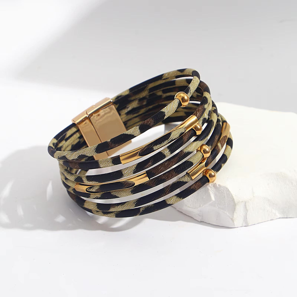 Bracelet multi-rangs en cuir imprimé léopard avec fermoir doré, modèle Baghera.