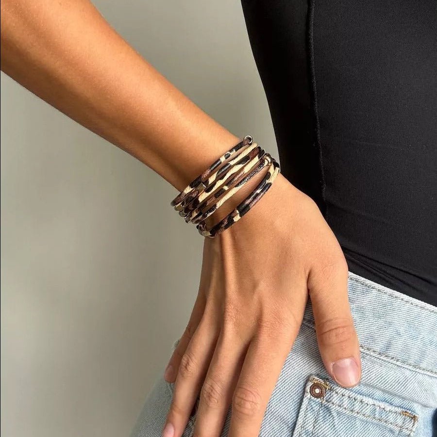 Bracelet multi-rangs en cuir beige imprimé léopard et noir, style sauvage pour femme.