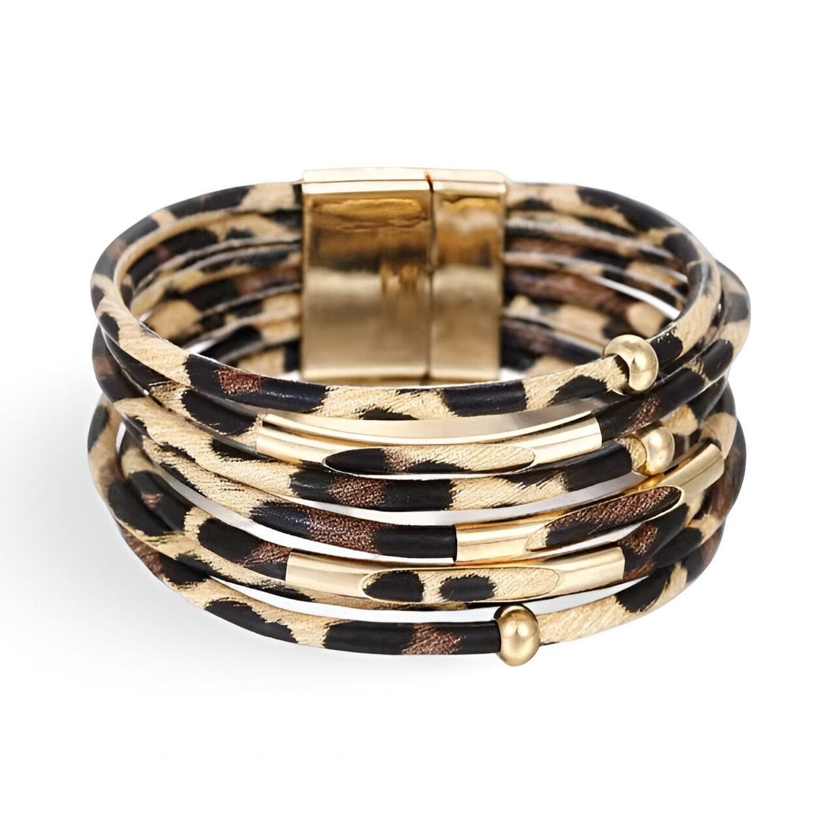Bracelet multi-rangs en cuir avec motif léopard beige et marron, fermoir métallique doré.
