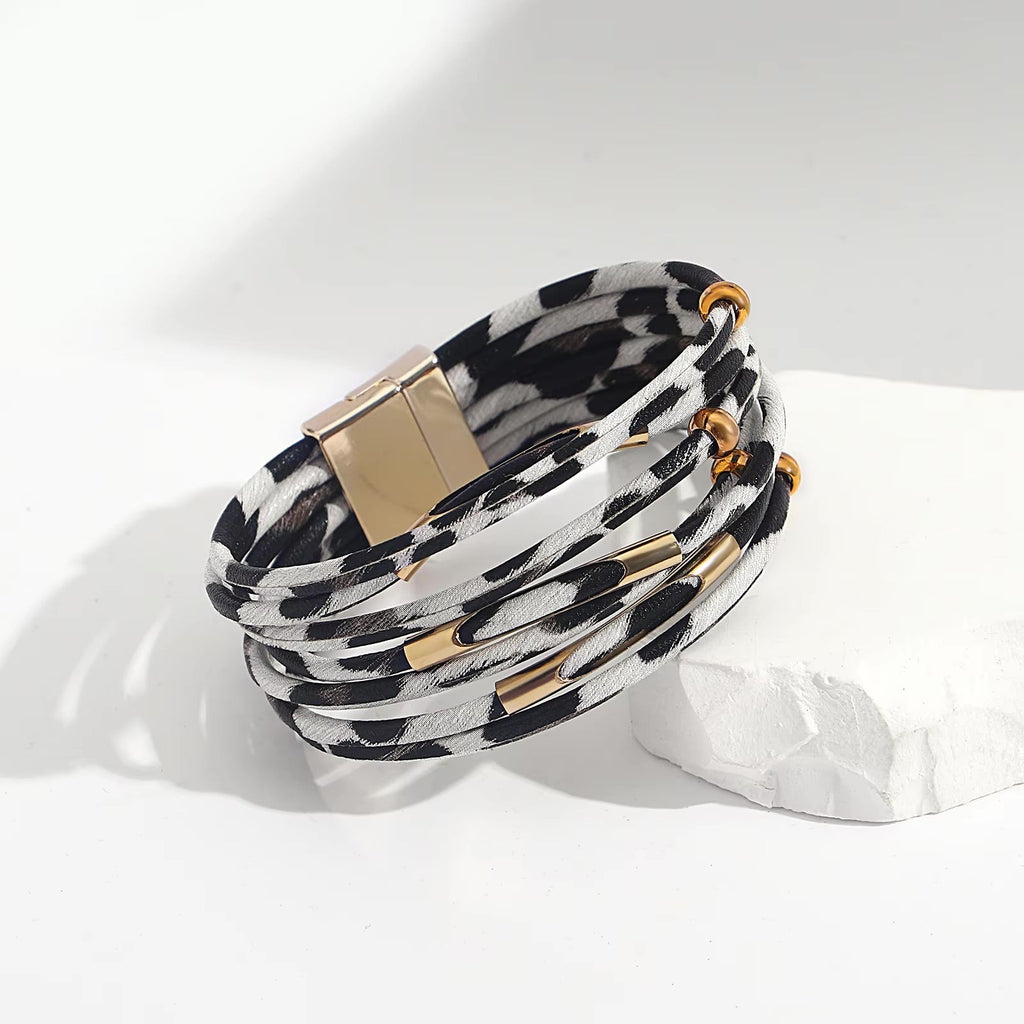 Bracelet multi-rangs femme motif léopard noir et blanc avec fermoir doré.