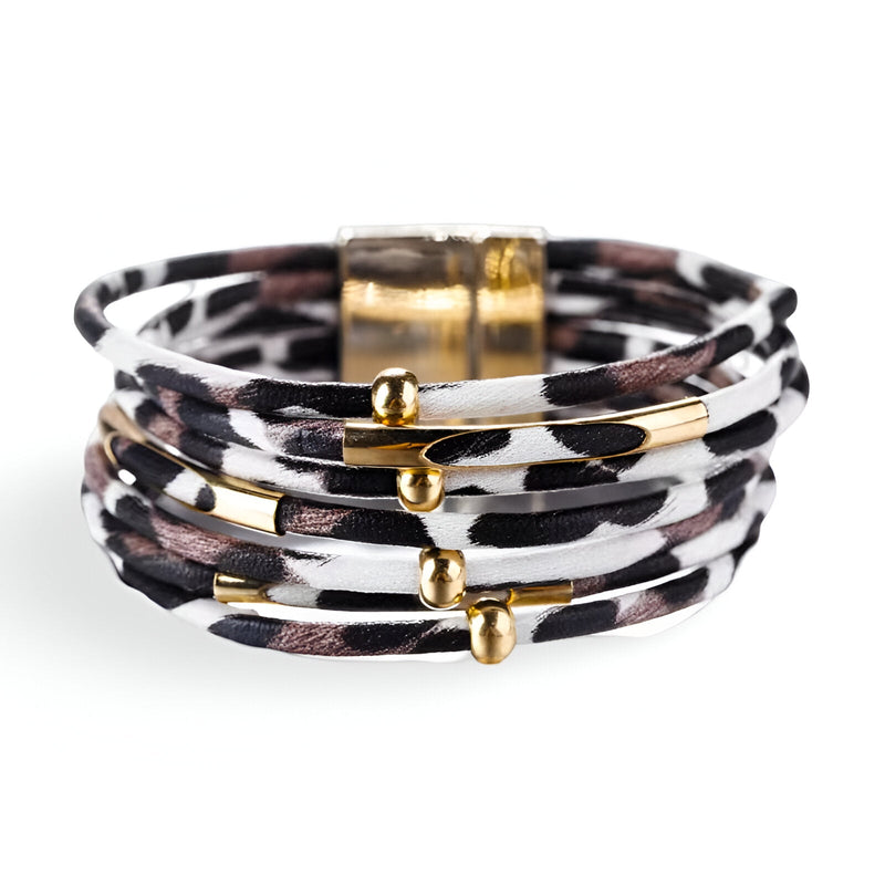 Bracelet multi-rangs léopard blanc noir avec détails dorés et fermoir magnétique doré.