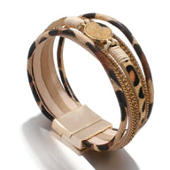 Bracelet multi-rangs beige à imprimé léopard avec fermoir doré magnétique pour femme.