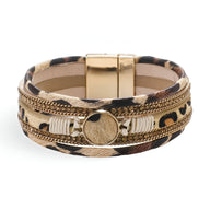 Bracelet multi-rangs beige avec imprimé léopard, détails dorés, fermeture magnétique, style bohème chic.