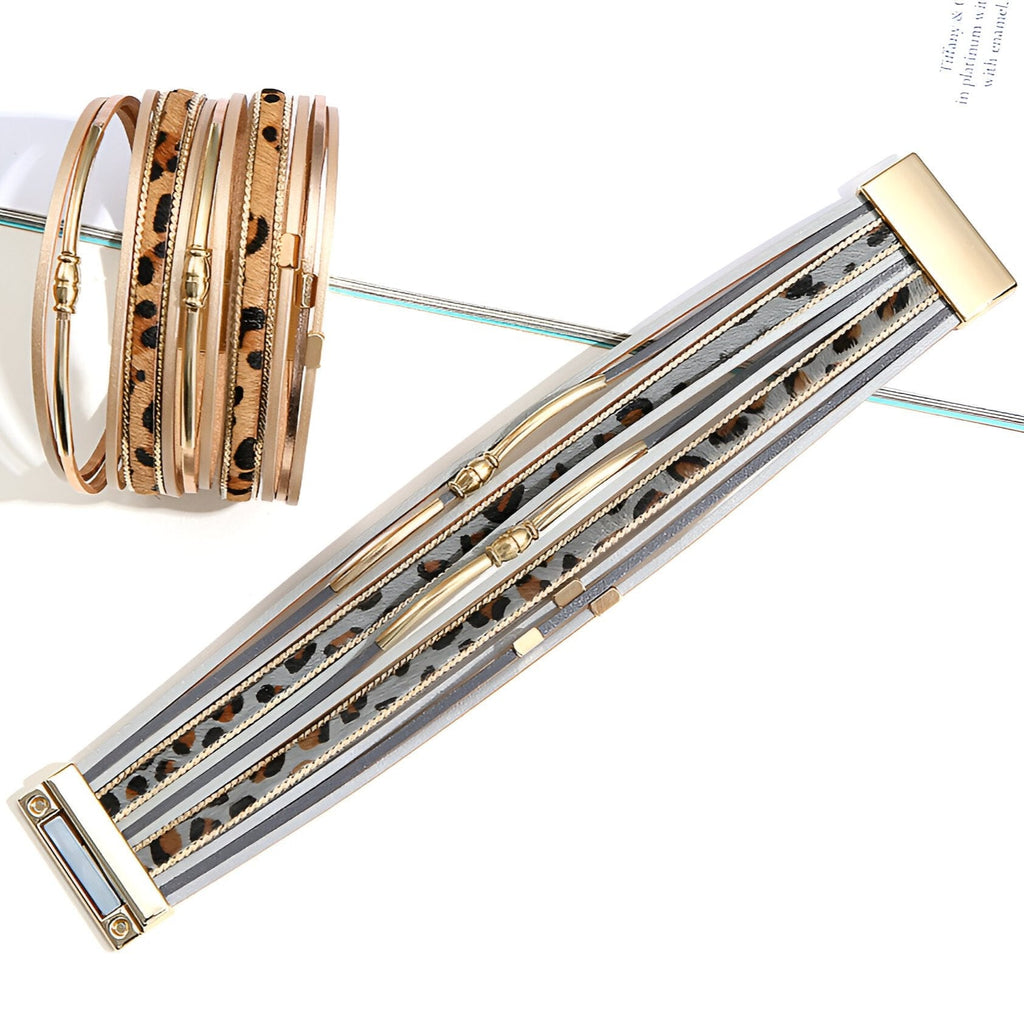 Bracelet multi-rangs style léopard en cuir marron avec détails dorés et finition métallique.