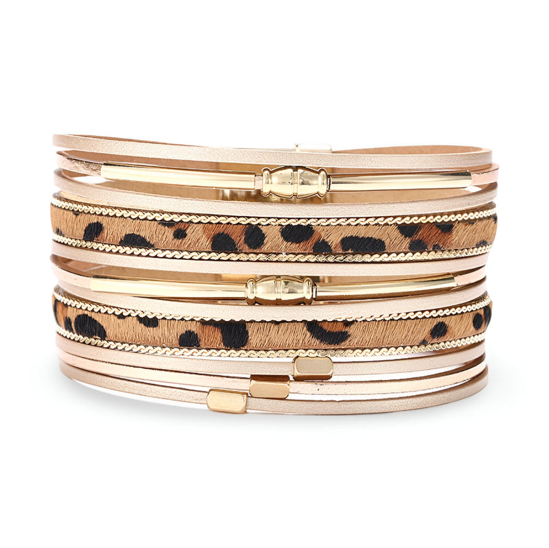 Bracelet multi-rangs pour femme en cuir marron à imprimé léopard avec fermoir doré élégant.