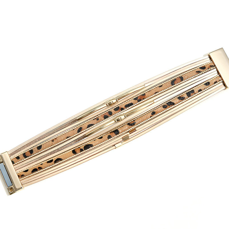 Bracelet multi-rangs marron avec motifs léopard et perles dorées, fermoir métallique rectangulaire.