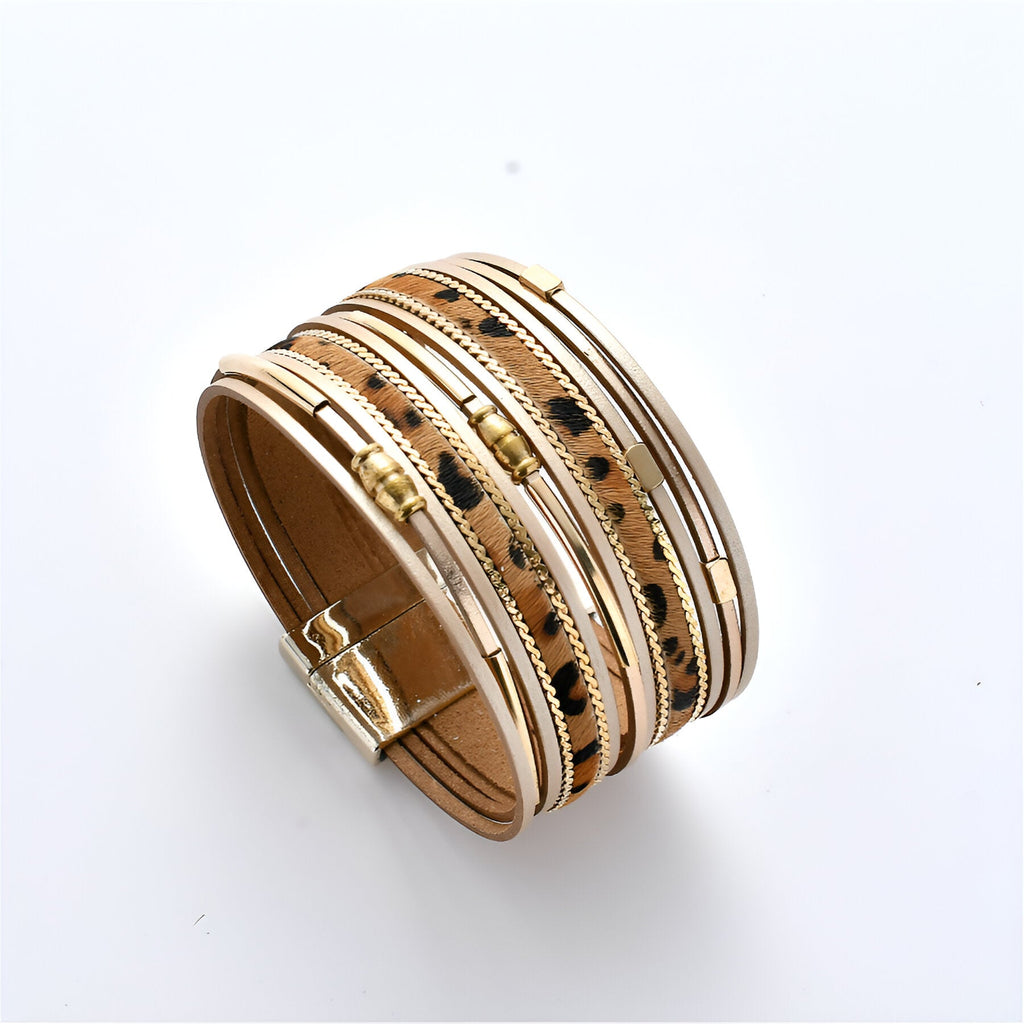 Bracelet multi-rangs marron avec motif léopard noir et fermeture aimantée dorée.