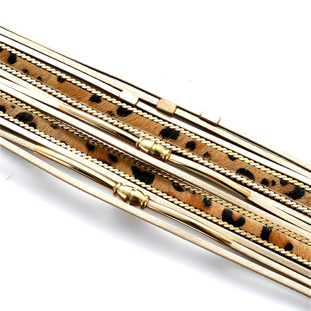 Bracelet multi-rangs en cuir marron imprimé léopard avec détails métalliques dorés délicats.