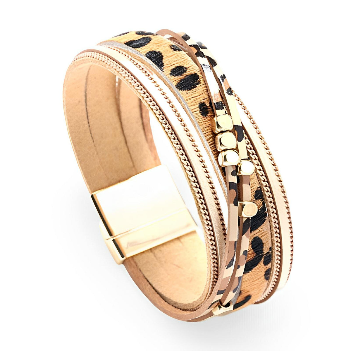 Bracelet multi-rangs léopard en cuir beige avec fermoir doré magnétique.