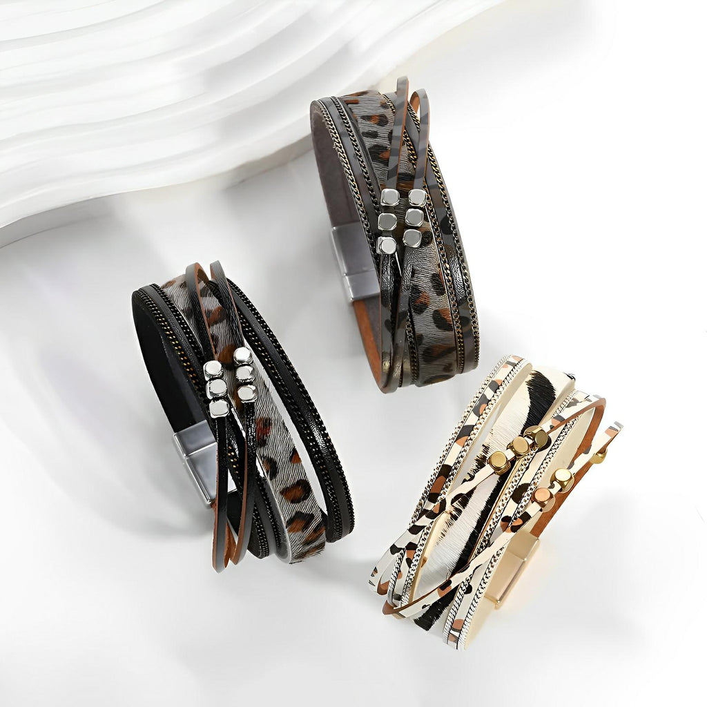 Bracelet multi-rangs femme en cuir noir et imprimé léopard avec détails métalliques argentés et fermeture magnétique.