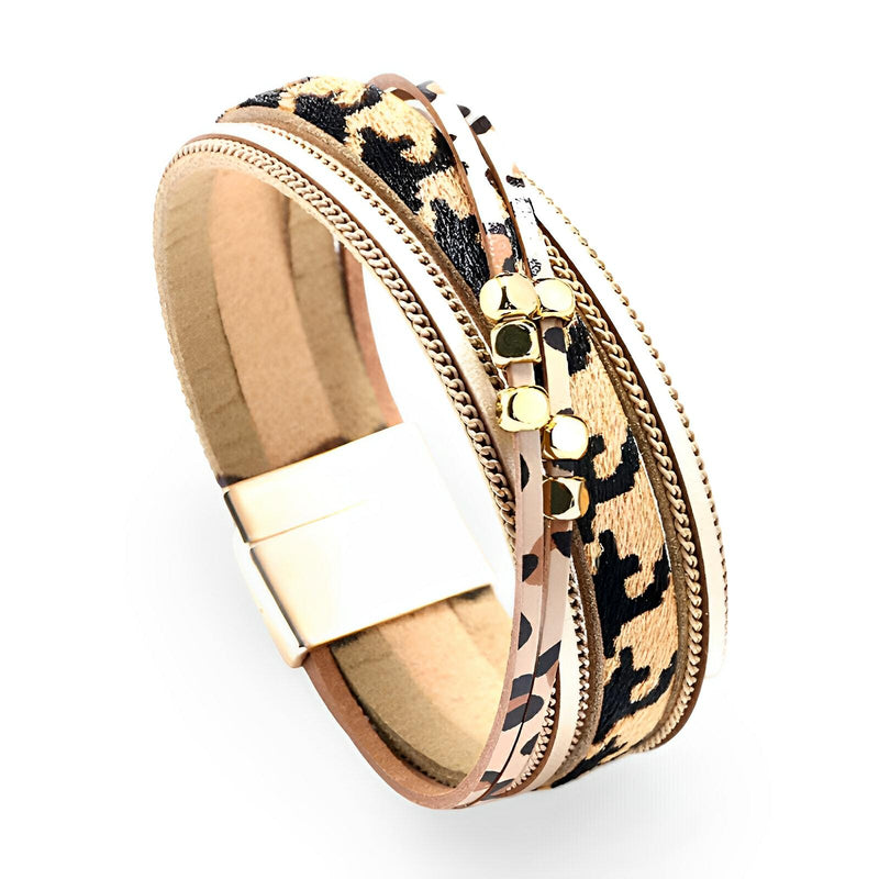 Bracelet multi-rangs en cuir beige avec motifs léopard noirs et détails dorés, fermoir magnétique doré.