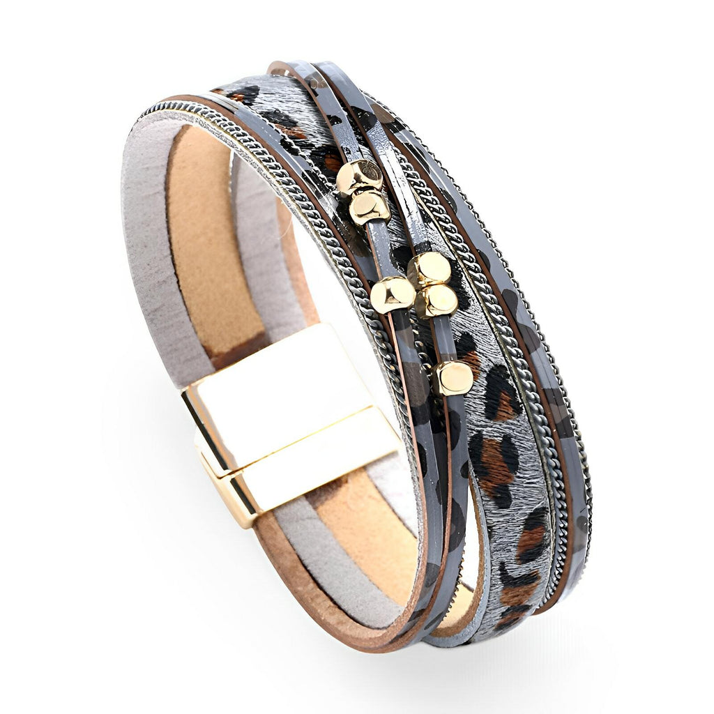 Bracelet multi-rangs en cuir imprimé léopard avec détails dorés et fermoir magnétique doré.