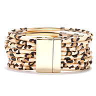 Bracelet multi-rangs beige à imprimé léopard avec fermoir magnétique doré.