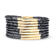 Bracelet multi-rangs en cuir noir avec motifs léopard gris et plaques dorées brillantes.