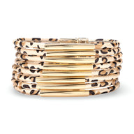 Bracelet multi-rangs léopard beige avec accents métalliques dorés et fermeture aimantée.