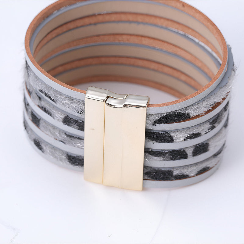 Bracelet multi-rangs en cuir gris avec motif léopard noir et fermoir magnétique doré.