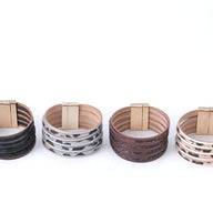 Bracelet multi-rangs en cuir avec motif léopard, tons gris, beige, café et noir, fermoir aimanté doré.
