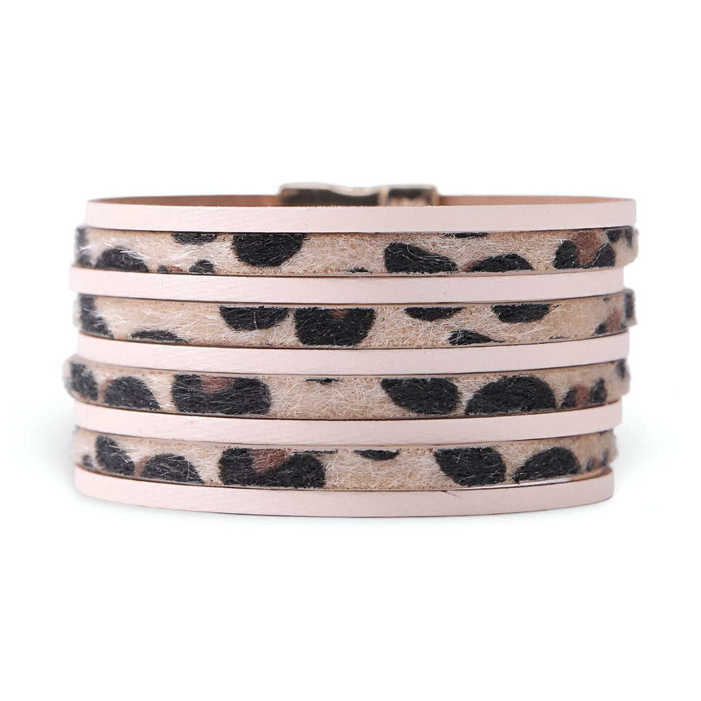 Bracelet multi-rangs en cuir beige avec motif léopard noir et gris, modèle Zara, pour femme.